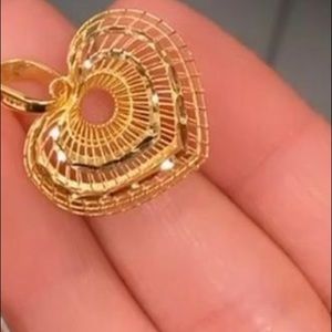 Beautiful 21kt gold heart pendant